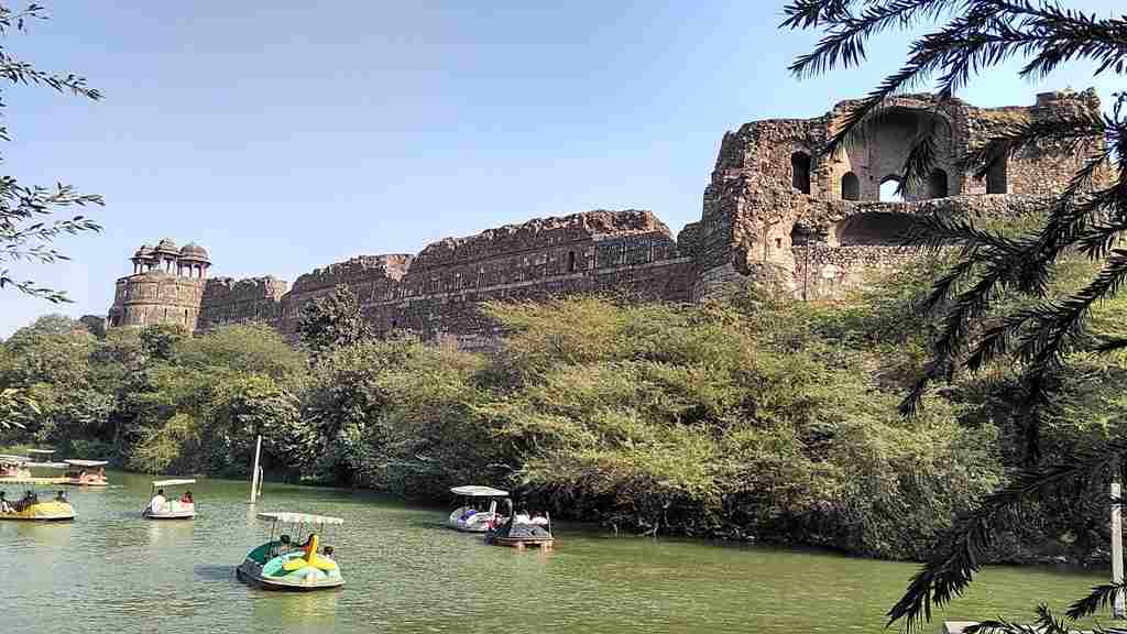 Purana Qila is located near Delhi Zoo